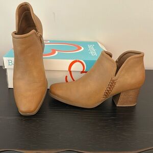 Baretraps "Tristen" Ankle Booties Size 8